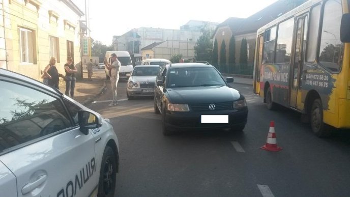 Потрійна ДТП в Ужгороді: зіткнулись "Volkswagen", "Mercedes" і "Renault" – 03