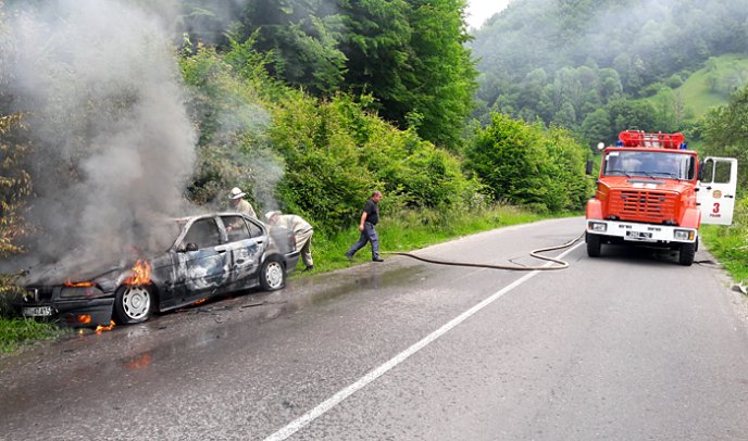 Рятувальники показали фото та розповіли деталі загорання "BMW" – 01