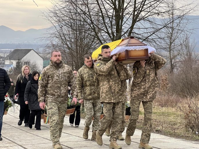 На Закарпатті люди навколішках проводжали Героя в останню путь – 05