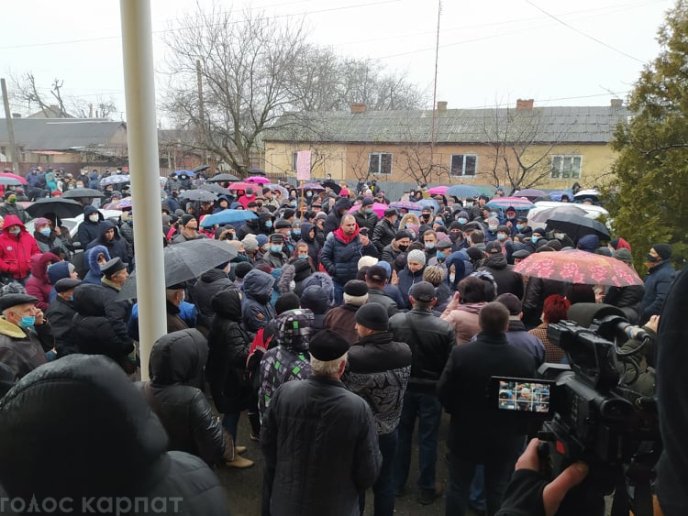 Закарпатцям увірвався терпець: що влаштували люди біля однієї з філій "Закарпатгазу" – 01 Закарпатцям увірвався терпець: що влаштували люди біля однієї з філій "Закарпатгазу" – 01