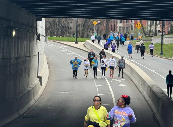 «Наша гордість»: 12-річна українка пробігла Бостонський марафон на протезах – 07