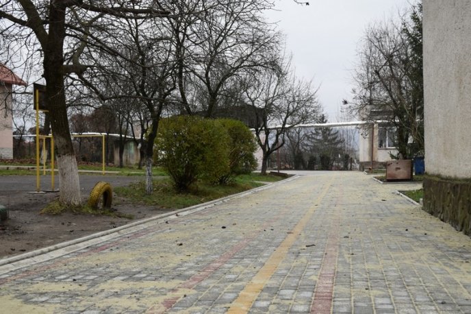 В Ужгороді вимостили бруківкою двір однієї зі шкіл – 05