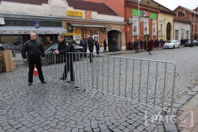 У зв’язку з похоронами єпископа Лайоша Гулачі вулицю Духновича у Мукачеві частково перекрили – 05