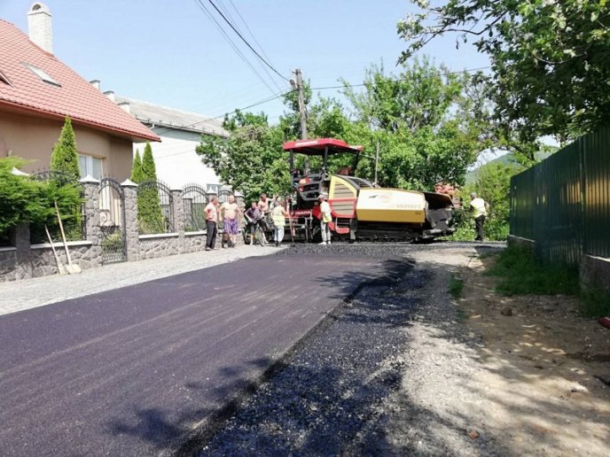 Сьогодні у Мукачеві асфальтують кілька доріг – 06