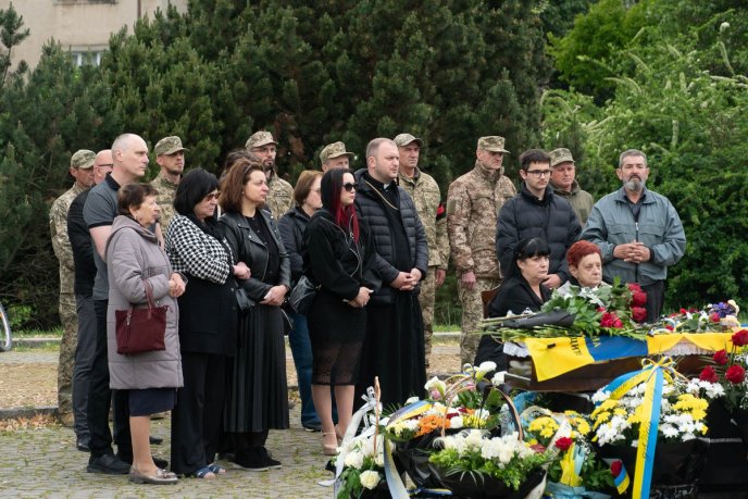 В Ужгороді поховали Героя, який минулого року став на захист України – 02 В Ужгороді поховали Героя, який минулого року став на захист України – 02