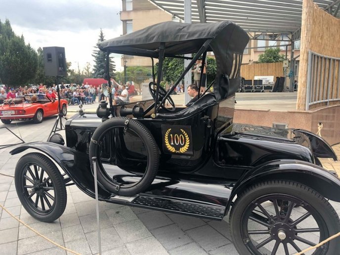 Унікальні ретро автомобілі можна буде побачити в Ужгороді – 02