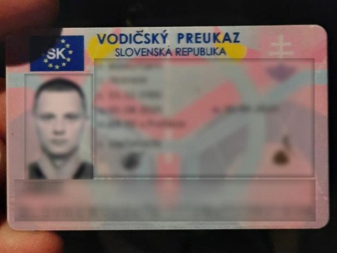 Патрульні розповіли про випадок, який вночі стався у Мукачеві – 01 Іноземне посвідчення водія мало ознаки підробки