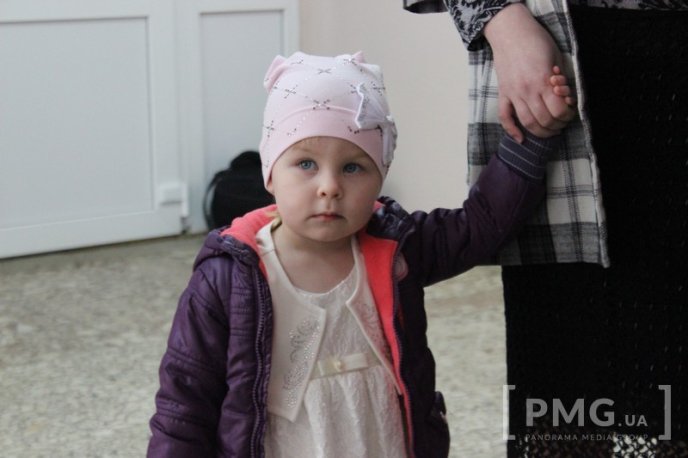 У Мукачівському пологовому будинку вперше вручили свідоцтво про народження – 14