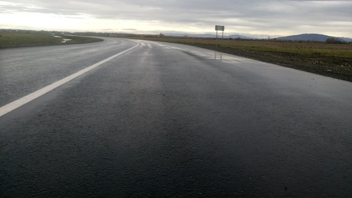 30 см "подушка", 8 см основного асфальту та 5 см вирівнюючого покриття: на Закарпатті з’явилась фантастична дорога – 01