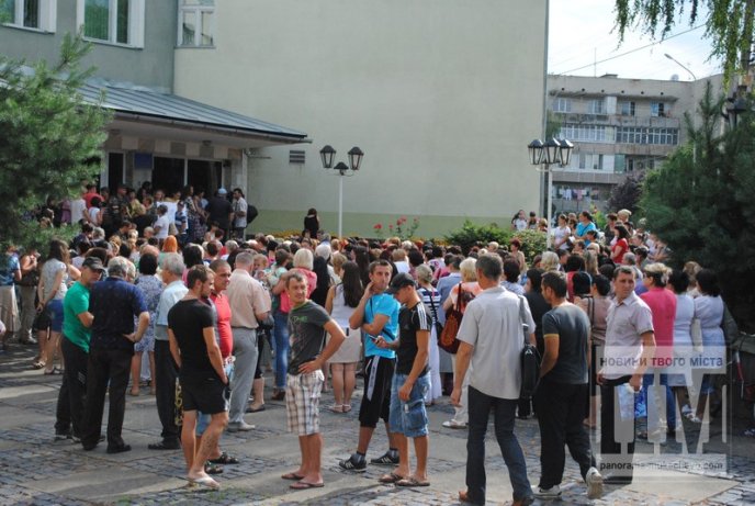 Сьогодні Мукачево мітингувало: сотні жінок перекрили дорогу та вимагали не забирати чоловіків у армію (ФОТО) – 14