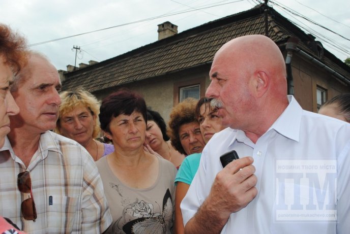 Сьогодні Мукачево мітингувало: сотні жінок перекрили дорогу та вимагали не забирати чоловіків у армію (ФОТО) – 47