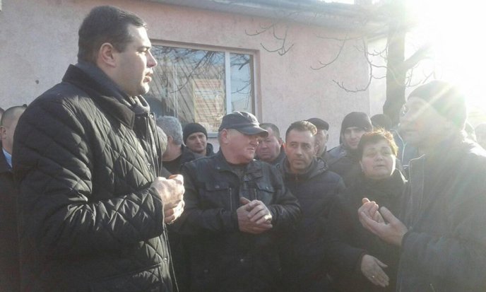 У Виноградівському районі триває акція протесту: люди вимагають побачити машину з гравієм – 02