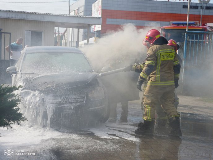 Сьогодні вранці в Ужгороді горів Volkswagen Jetta – 01 В Ужгороді горіла машина