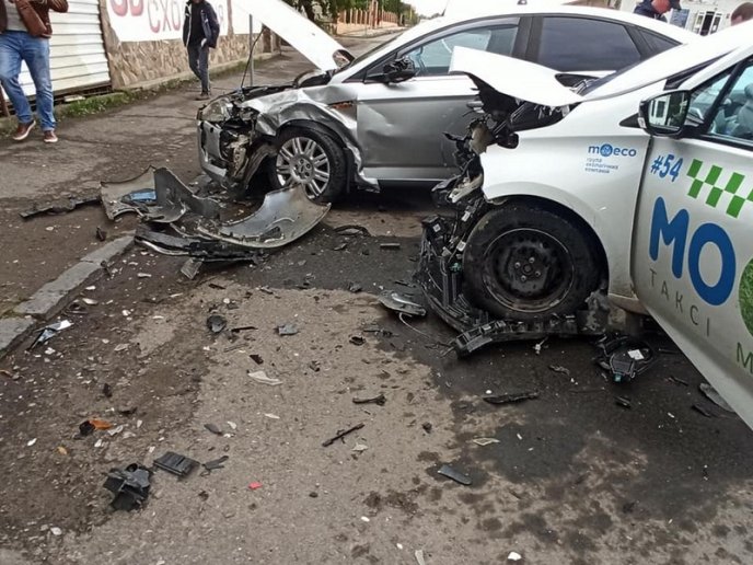 В Ужгороді сталася аварія за участі таксі – 05