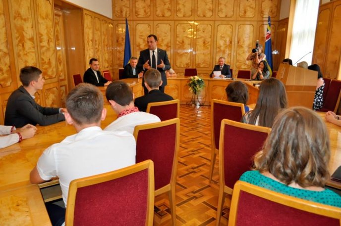 Володимир Чубірко зустрівся з обдарованими випускниками шкіл – 01 Володимир Чубірко зустрівся з обдарованими випускниками шкіл – 01