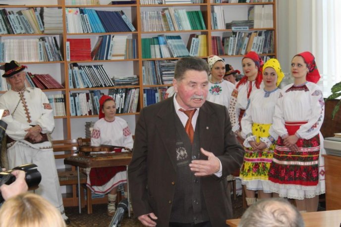 У Закарпатській обласній бібліотеці презентували книги і танцювали народні танці – 10