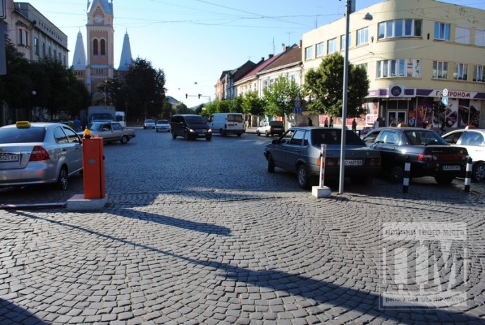 Цієї ночі у Мукачеві невідомі відламали шлагбаум, що знаходиться при в’їзді в центральну частину міста (ФОТО) – 03