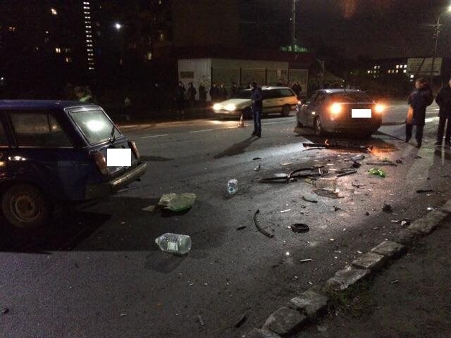 У мікрорайоні "Шахта" в Ужгороді зіткнулись два автомобілі: водія "ВАЗу" забрала швидка – 05