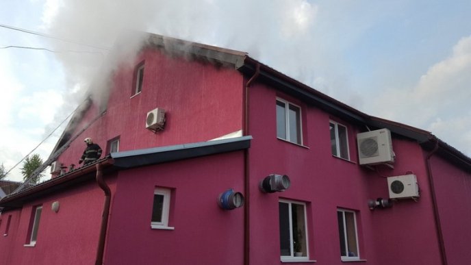 У ресторан-клуб могла влучити блискавка: названо попередню причину пожежі – 04