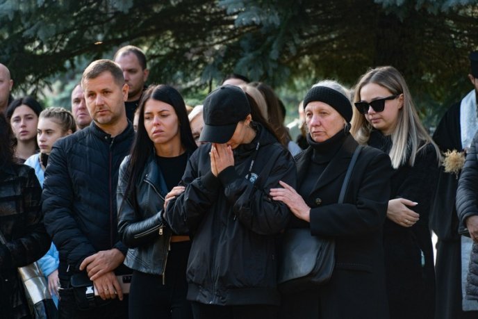 Залишилися дружина і син: в Ужгороді поховали Героя – 03