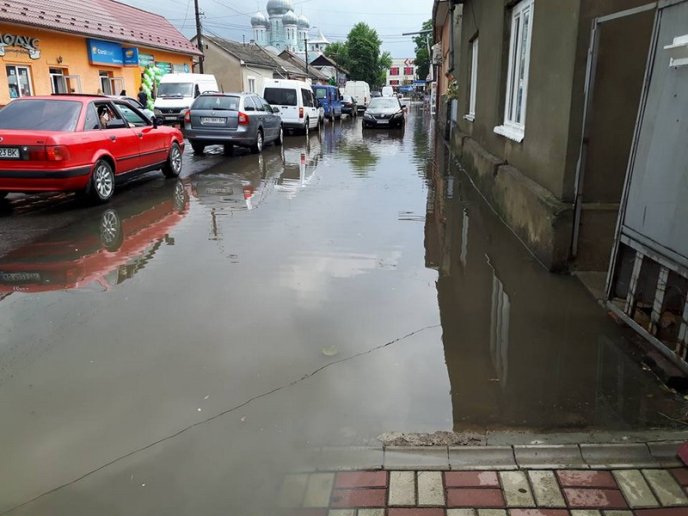 Закарпатське місто після дощу перетворилося на Венецію – 03