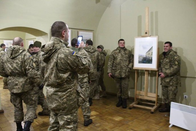 У галереї «Паланку» відкрили виставку військового художника, який малює перемогу – 07