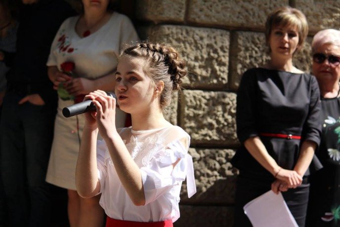 Як у лінгвістичній гімназії в Ужгороді останній дзвоник проходив – 03 Як у лінгвістичній гімназії в Ужгороді останній дзвоник проходив – 03