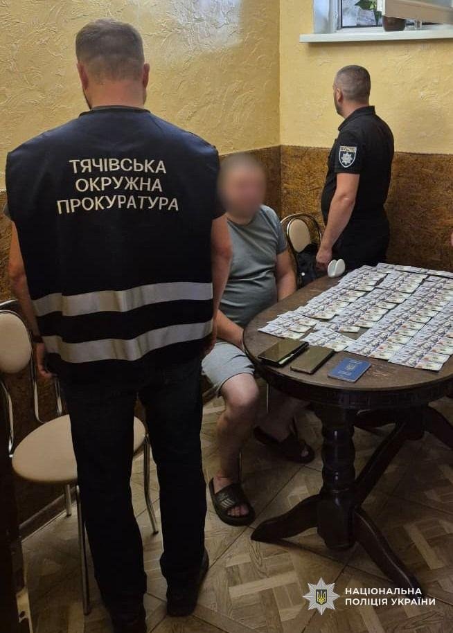 На Закарпатті затримали вчителя з купою доларів: у чому звинувачують педагога – 01 На Закарпатті затримали вчителя з купою доларів: у чому звинувачують педагога – 01