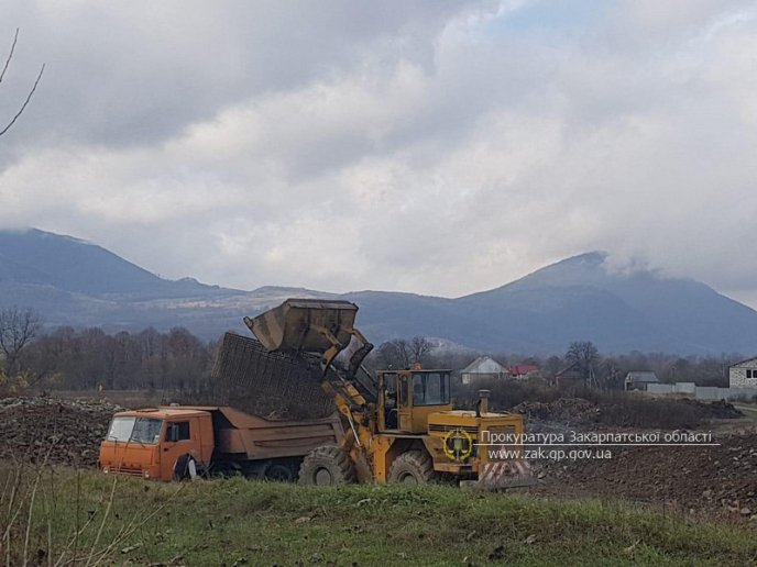 Закарпатські посадовці разом із підприємцями незаконно заробляли чималі гроші – 01