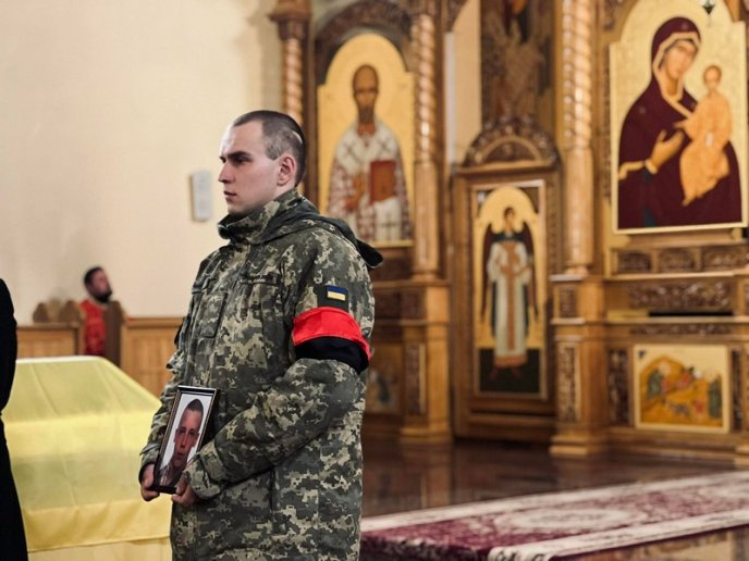 У Мукачеві попрощалися із 18-річним Героєм, який загинув на війні – 04