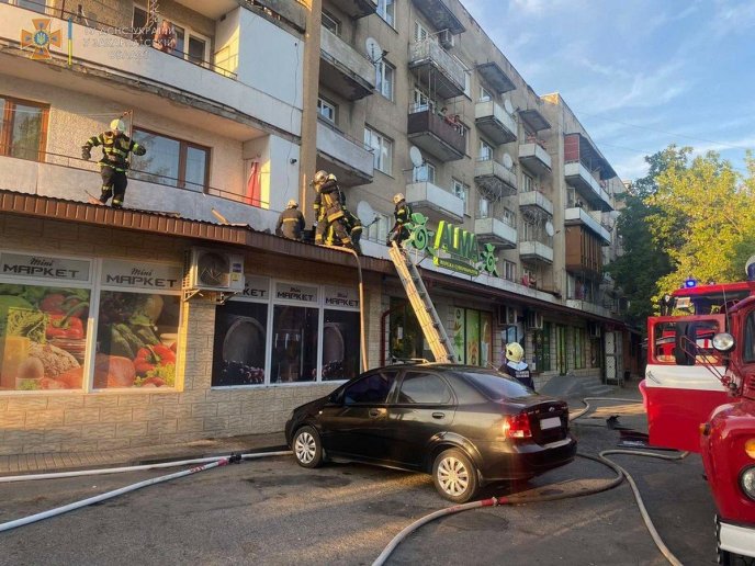 Горів супермаркет ALMA. Рятувальники показали фото – 01