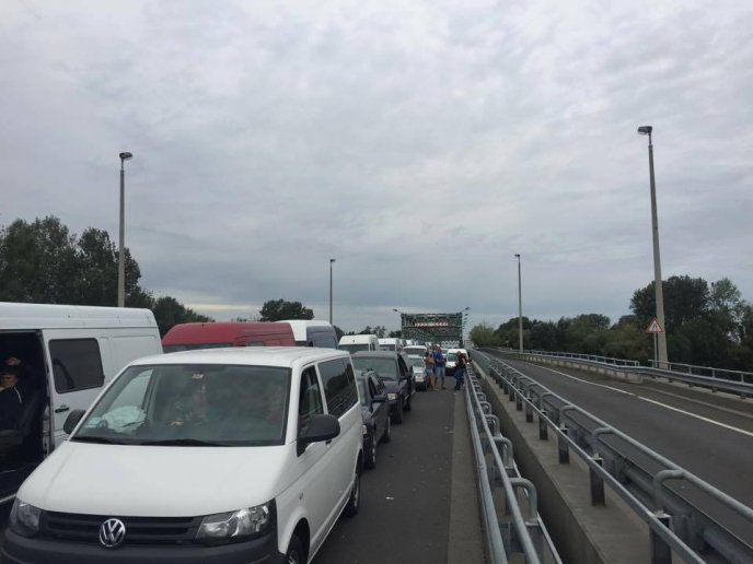 Після вчорашнього затримання митників, на українсько-угорському кордоні великі черги – 01