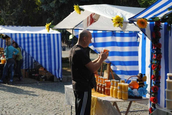 Пасічники з усієї України з’їхались на медову ярмарку в Мукачево (ФОТО) – 04