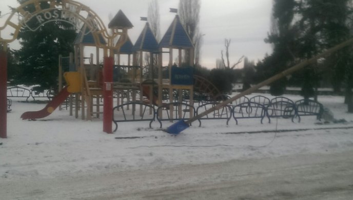 В Ужгороді біля дитячого майданчика "Рошен" впав ліхтарний стовп – 02