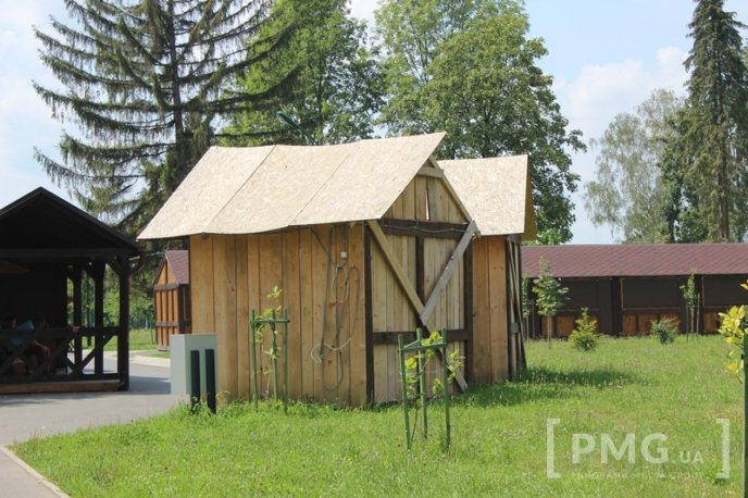 Збудовані до фестивалю "Червене вино" будиночки у парку "Перемога" руйнуються на очах – 14