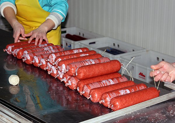 Олександру Ледиді показали як на Мукачівщині ковбаси роблять (ФОТО) – 02