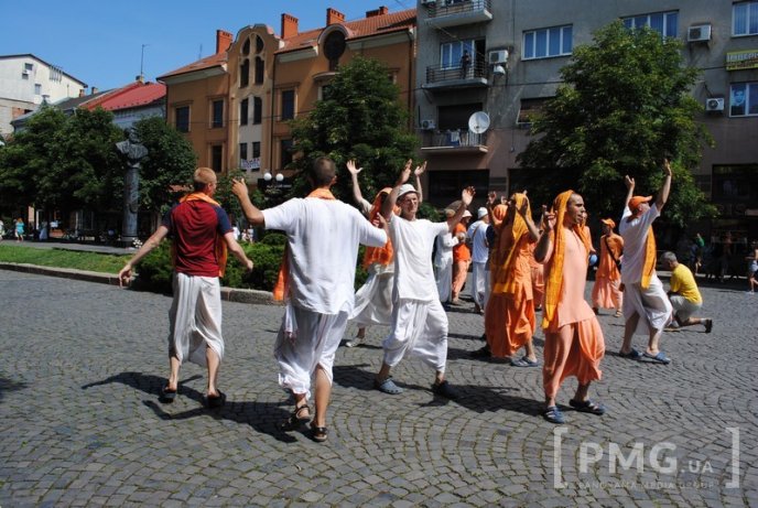Кришнаїти пройшлись Мукачевом, прославляючи свого духовного наставника – 15