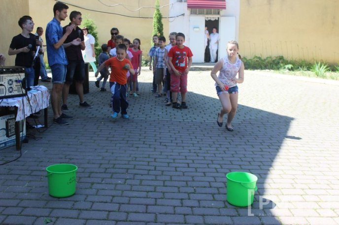 Студенти МКТЕК влаштували свято дітям, які лікуються у Закарпатській дитячій лікарні – 02