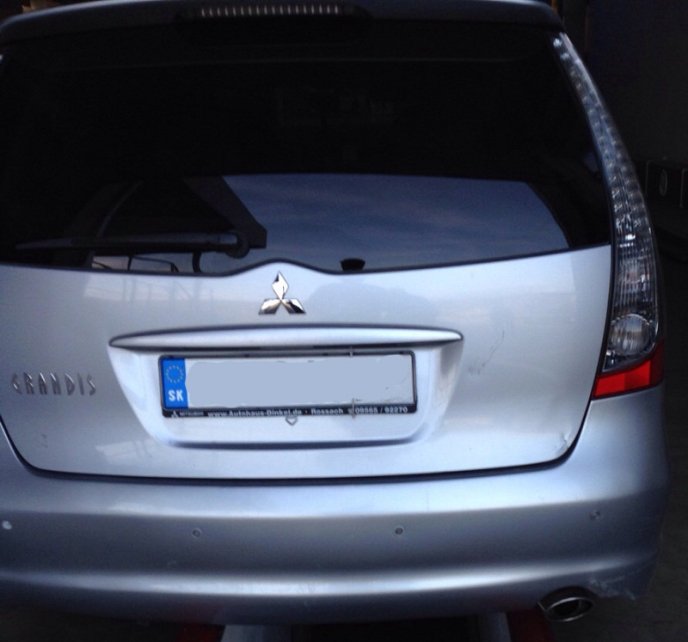 Закарпатські митники виявили цигарки та бурштин, які українці приховали у автомобілі та особистих речах – 02