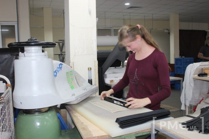 Закарпатки виготовляють сумки, які можна побачити у магазинах усіх країн світу – 06