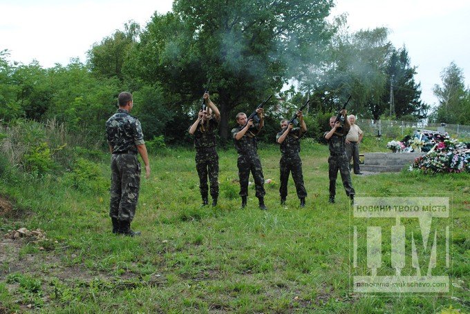Клячаново у жалобі: односельчани прощались з Героєм, який загинув у зоні АТО (ФОТОРЕПОРТАЖ) – 19
