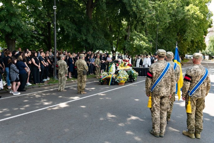 На Закарпатті поховали військового, який повернувся з-за кордону, щоб захищати Україну – 03