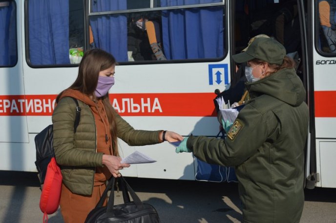 Закарпатські рятувальники надають допомогу українцям на кордоні – 02