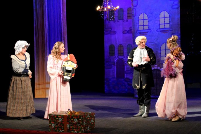 Закарпатський облмуздрамтеатр подарував маленьким глядачам виставу "Лускунчик" – 03