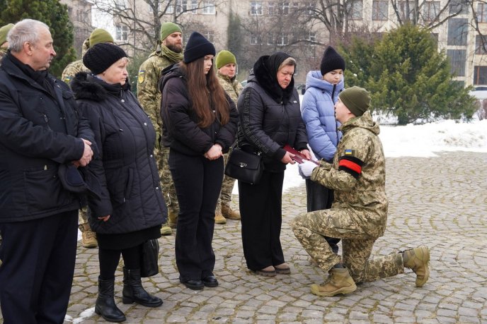 В Ужгороді поховали захисника, якого майже 2 роки вважали зниклим безвісти – 03