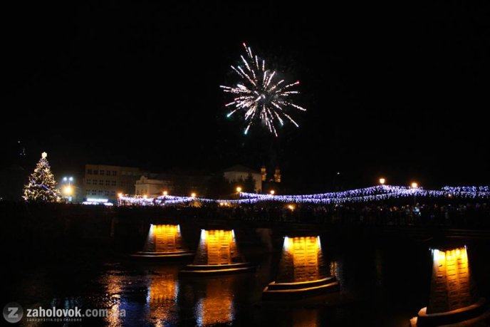 Ужгород зустрів Новий 2019 рік святковими феєрверками  – 03
