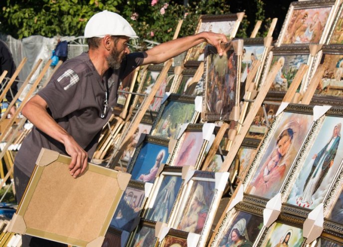 Набережна Мукачева, перед монастирем, нагадує торгову алею (ФОТО) – 13