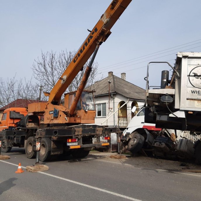 На Закарпатті вантажівка в’їхала у паркан житлового будинку – 03