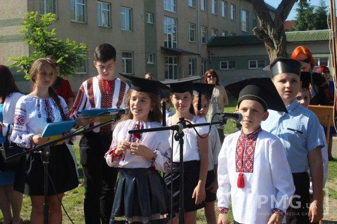 У Мукачівській ЗОШ №11 урочисто відзначили свято останнього дзвоника – 34 У Мукачівській ЗОШ №11 урочисто відзначили свято останнього дзвоника – 34