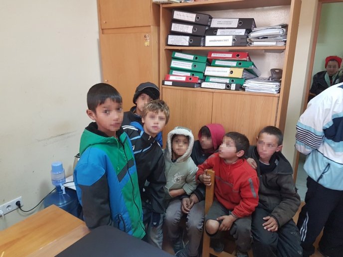 Кількох дітей, які жебракували в Ужгороді, передали у притулок – 03